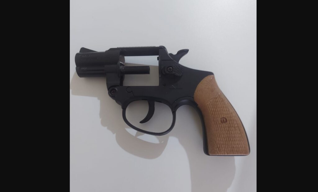 Foragido da Justiça é preso com simulacro de arma em Santa Rita do Passa Quatro