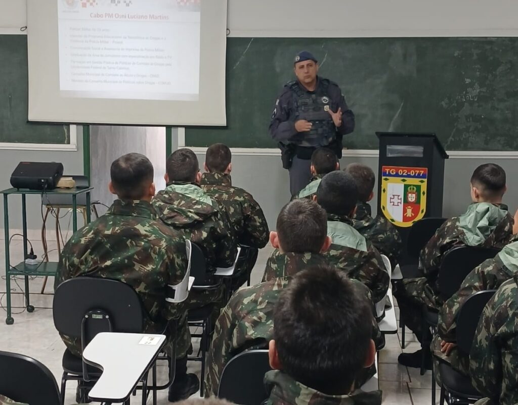 PM realiza palestra sobre prevenção às drogas para atiradores do Tiro de Guerra em Santa Rita do Passa Quatro