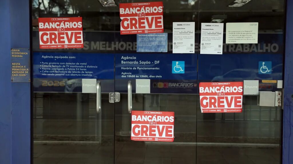 Greve da Caixa chega ao fim após decisão do TST; agências reabrem nesta quarta