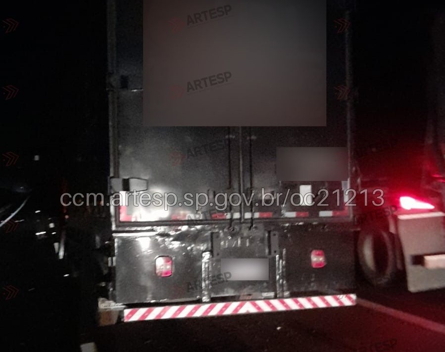 Acidente entre carro-forte e carreta deixa dois mortos e dois feridos graves em Santa Rita do Passa Quatro